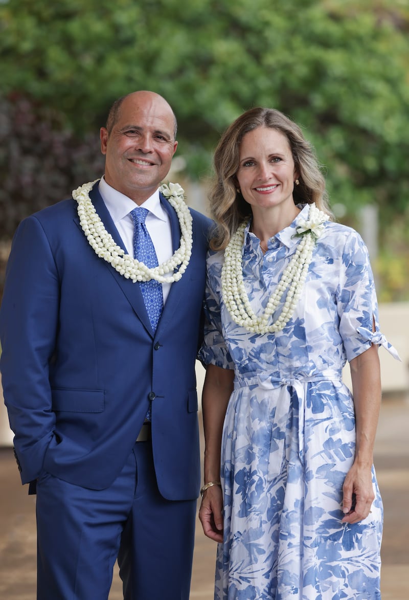 El presidente de la Universidad BYU–Hawaii, John S. K. Kauwe III, y su esposa, la hermana Monica Mortenson Kauwe, posan para una fotografía después de un devocional en Laie, Hawái, el 9 de septiembre de 2025.