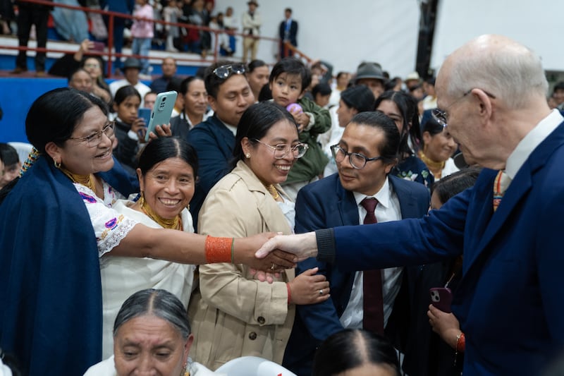 El élder Dale G. Renlund, del Cuórum de los Doce Apóstoles, saluda a los Santos de los Últimos Días en Otavalo, Ecuador.