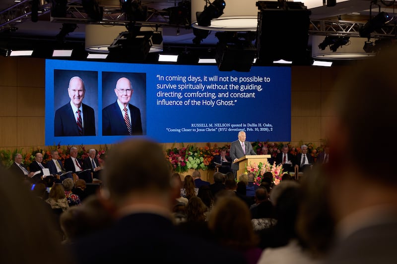 El élder Ronald A. Rasband muestra una diapositiva con las palabras del Profeta durante el Seminario para Nuevos Líderes de Misión 2026 el jueves 18 de junio de 2026 en el Centro de Capacitación Misional de Provo en Provo, Utah.
