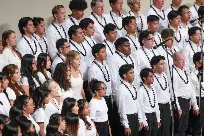 Un coro se presenta durante una devocional con el Obispo Presidente W. Christopher Waddell en el Centro de Actividades Cannon en Laie, Hawái, el martes 13 de octubre de 2026.