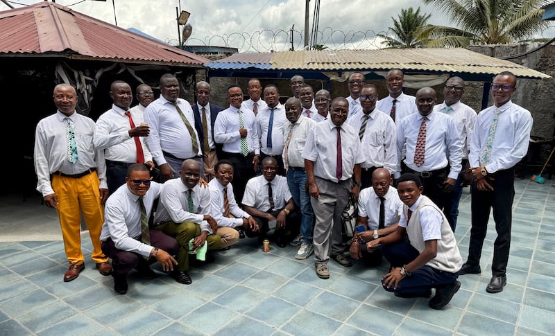 Los presidentes de rama se toman una foto después de la reunión de capacitación en Bo, Sierra Leona, el 22 de mayo de 2026.