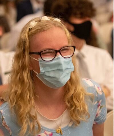 Kyla Jensen se ríe durante el devocional para jóvenes el sábado, 6 de noviembre de 2021 por la noche en el Centro de Estaca JAS de Pocatello Idaho de La Iglesia de Jesucristo de los Santos de los Últimos Días. El devocional se llevó a cabo la noche anterior a la dedicación del Templo de Pocatello, Idaho.
