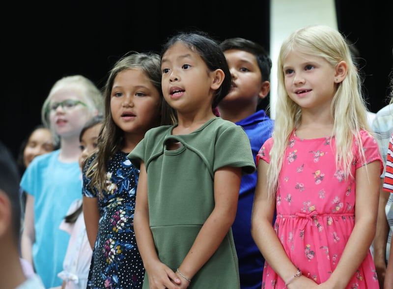 Los niños cantan mientras los miembros de la Iglesia celebran la dedicación del Templo de Yigo Guam en el Centro de Estaca Barrigada en Guam el viernes, 20 de mayo de 2022.