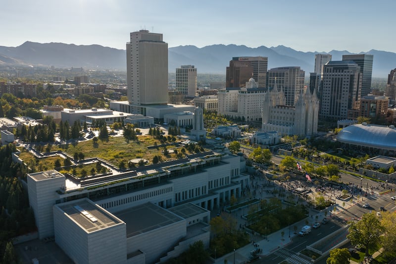 El Centro de Conferencias, a la izquierda, se ve al otro lado de la calle del Templo de Salt Lake y la Plaza del Templo en Salt Lake City la mañana del domingo, 4 de octubre de 2026.