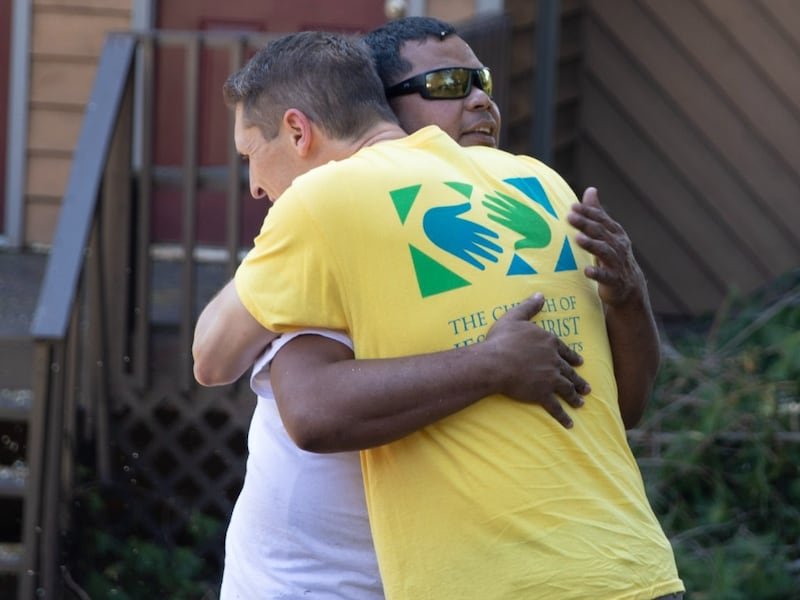 El presidente de la Estaca Asheville Carolina del Norte, Kyle S. Gillett, a la derecha, abraza al presidente Darny E. Alati, presidente de la Rama Hendersonville 2.ª (pohnpeiana), durante los esfuerzos de auxilio después del huracán Helene en octubre de 2024.