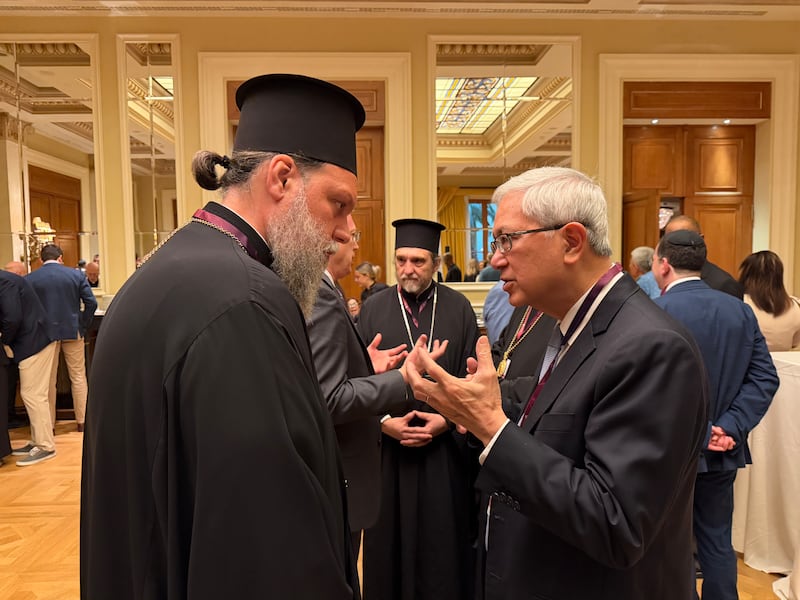 El élder Gerrit W. Gong, a la derecha, conversa con Su Eminencia el metropolitano Gabriel, George Papanicolaou, de la Iglesia Ortodoxa Griega, el 25 de mayo de 2026, en Atenas, Grecia.