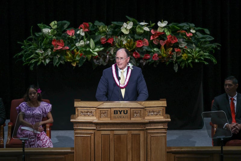 El Obispo Presidente W. Christopher Waddell habla durante una devocional de BYU–Hawái celebrada en el Centro de Actividades Cannon en Laie, Hawái, el martes 13 de octubre de 2026.