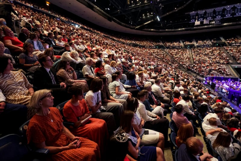 Miles participan en el Festival de la Libertad del Servicio Patriótico de Estados Unidos en el Marriott Center en Provo el domingo 3 de julio de 2022.