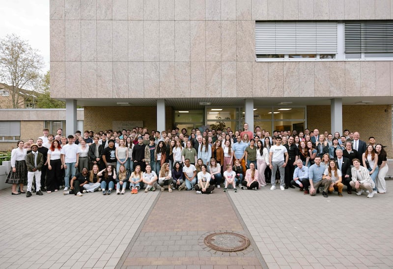 Docenas de adultos jóvenes y líderes de la Iglesia se toman una foto el día en que se dedicó el nuevo Instituto de Religión de Fráncfort en Fráncfort, Alemania, el 18 de abril de 2026.