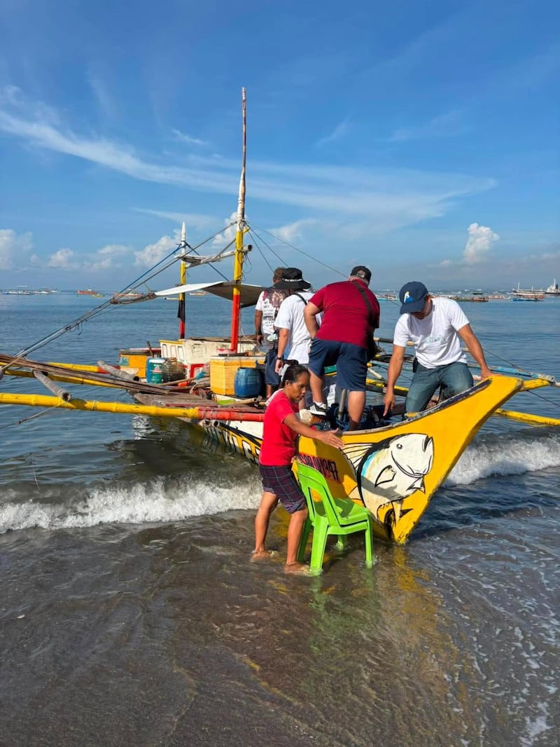 Los miembros locales de La Iglesia de Jesucristo de los Santos de los Últimos Días se preparan para transportar 200 kits de alimentos en un bote alquilado desde General Santos City hacia unidades en Glan y Alabel el 10 de junio de 2026, tras el reciente terremoto de 7,8 grados en Mindanao, Filipinas.
