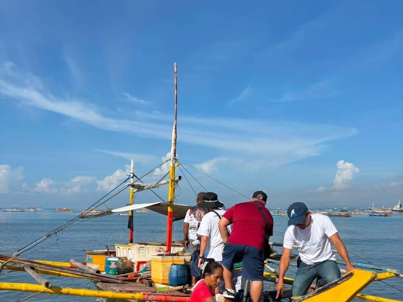 Miembros locales de La Iglesia de Jesucristo de los Santos de los Últimos Días se preparan para transportar 200 kits de alimentos en una lancha alquilada desde la ciudad de General Santos hacia las unidades en Glan y Alabel el 10 de junio de 2026, tras el reciente terremoto de magnitud 7.8 en Mindanao, Filipinas.