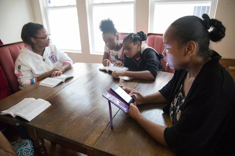 Una familia estudia las Escrituras en Chicago, Illinois.