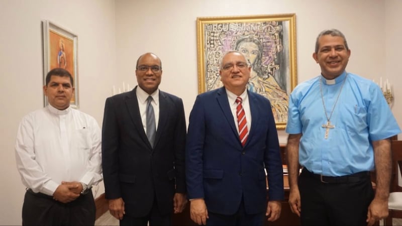 Los miembros de la presidencia del Área del Caribe de la Iglesia se reúnen con líderes de la Iglesia Católica.