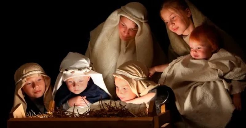 Niños participan en una recreación del Nacimiento, representando el nacimiento de Jesucristo.