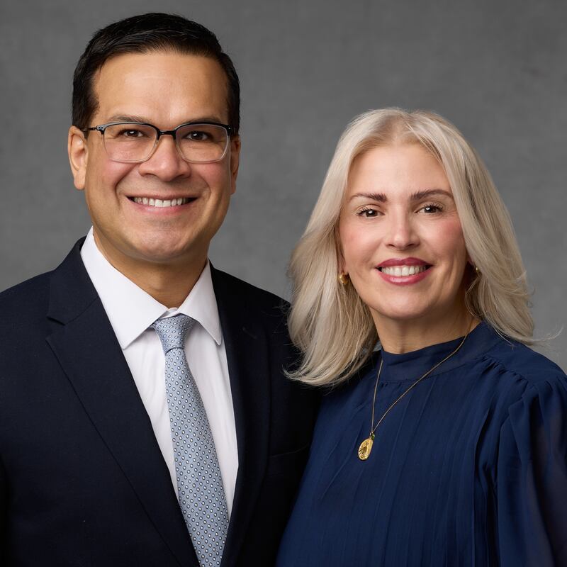 Martín C. Ríos y Verónica Pitarch Ríos, quienes servirán como presidente y compañera de la nueva Misión Texas San Antonio Sur a partir de julio de 2026.