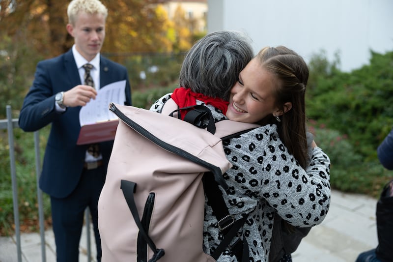 Dos asistentes se abrazan durante la ceremonia de colocación de la primera piedra del Templo de Viena Austria en Viena, Austria, el 17 de octubre de 2026.
