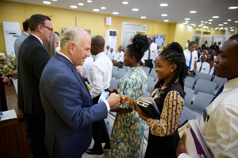 El élder Ronald A. Rasband del Cuórum de los Doce Apóstoles choca los puños con una hermana misionera durante su visita al Centro de Capacitación Misional de la República Democrática del Congo en Kinshasa el domingo 2 de noviembre de 2025.