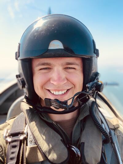 Tras graduarse de la Academia Naval de los Estados Unidos el 28 de mayo de 2021, el oficial de la Marina estadounidense, Mason Wells comenzará su capacitación como piloto en Florida. Wells resultó herido en el atentado terrorista de 2016 mientras servía su misión.