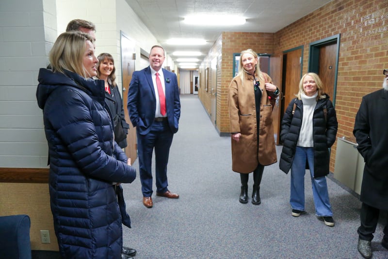 Miembros del grupo Belonging Colorado se reúnen en el interior para recorrer un centro de reuniones el 5 de diciembre de 2025 en Denver, Colorado.