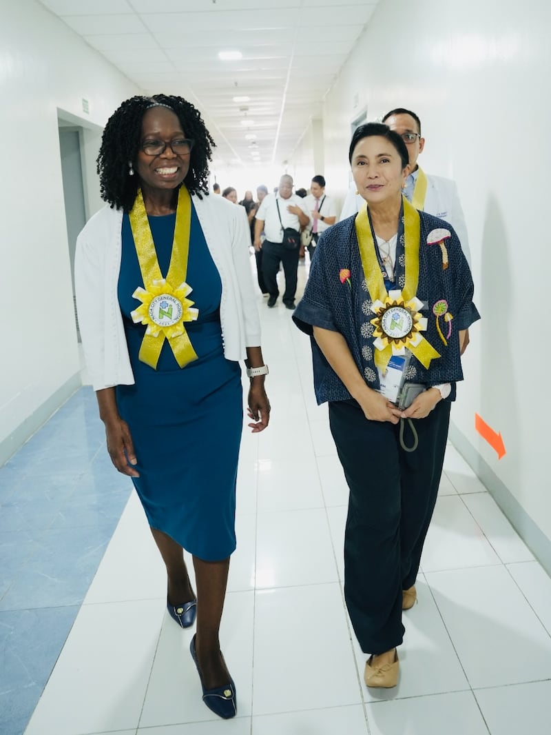 La presidenta Rosemary K. Chibota y la alcaldesa de Naga, Maria Leonor G. Robredo, visitan a madres y recién nacidos en Naga, Filipinas, el 14 de septiembre de 2026.