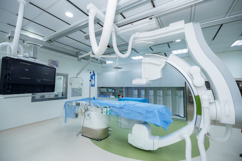 El nuevo sistema de rayos X en el centro cardíaco del Hospital Provincial de Referencia de Siem Reap permite a los médicos visualizar los vasos sanguíneos en tiempo real y detectar obstrucciones dentro del cuerpo de un paciente. El centro se inauguró el 26 de febrero de 2026.