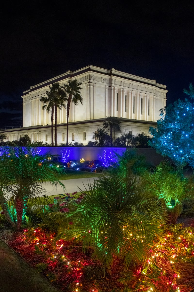 Las luces navideñas se exhiben en los terrenos del Templo de Mesa, Arizona, el 5 de diciembre de 2025.