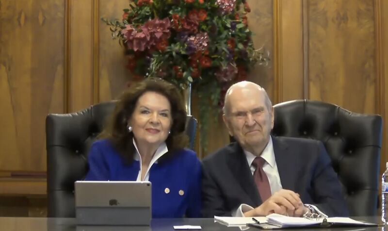 La hermana Wendy Nelson y el presidente Russell M. Nelson participan de una celebración de cumpleaños virtual.