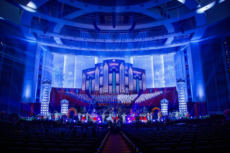 Artistas voluntarios ensayan para "Luz de las Naciones" en Salt Lake City, Utah, 3 de noviembre de 2025.