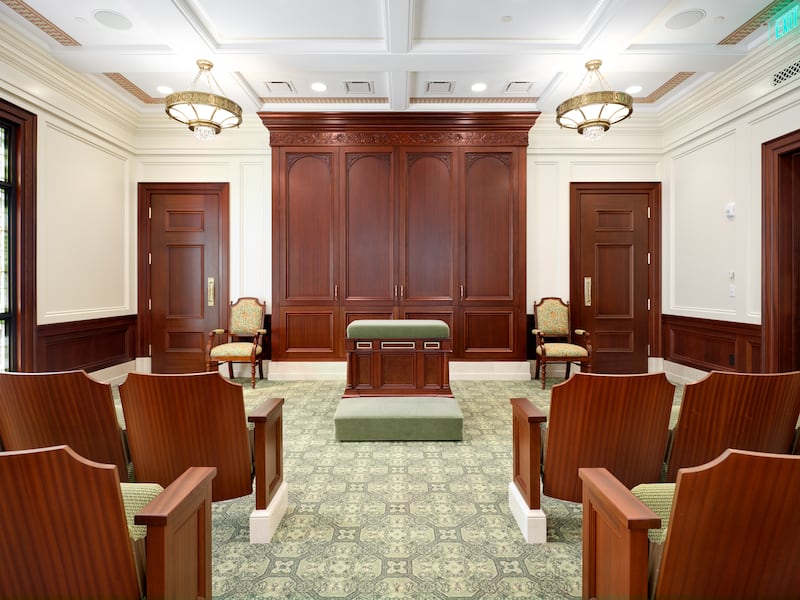 Una sala de instrucción dentro del Templo de Cody, Wyoming.