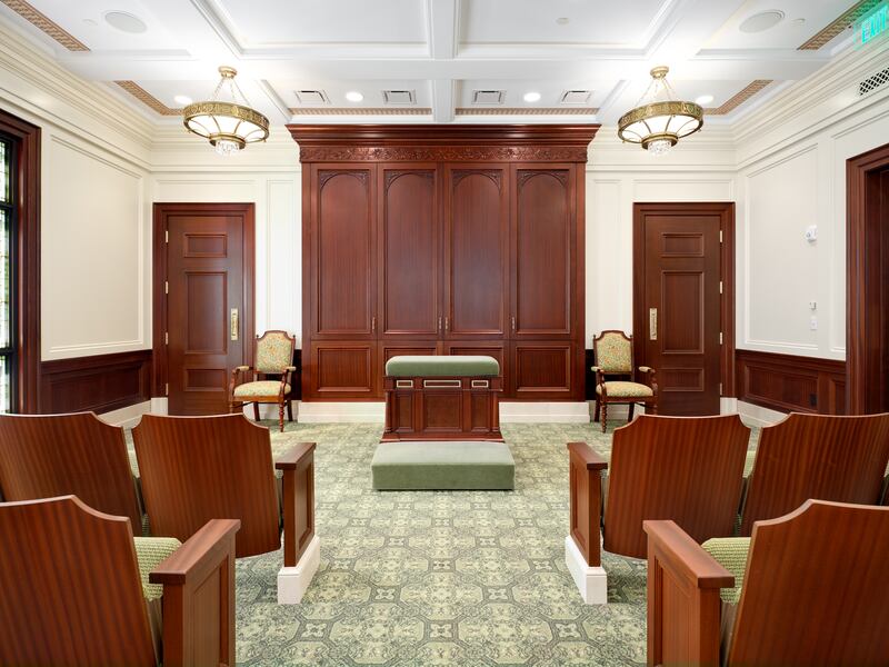 Una sala de instrucción dentro del Templo de Cody, Wyoming.