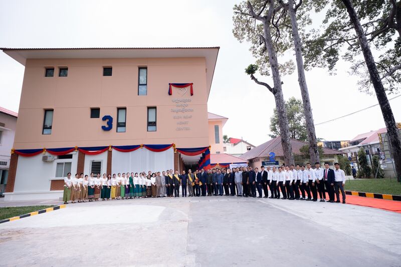 Líderes del gobierno, la atención médica y la Iglesia se reúnen el 26 de febrero de 2026 frente al nuevo Centro Cardíaco de Siem Reap en el Hospital Provincial de Siem Reap, donado por La Iglesia de Jesucristo de los Santos de los Últimos Días.