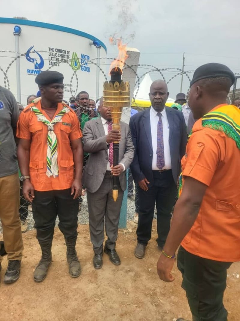 El presidente del distrito de Mwanza Tanzania, Michael Itongwa, sostiene la Antorcha Uhuru en la aldea de Zumve, Tanzania, el 20 de agosto de 2026.