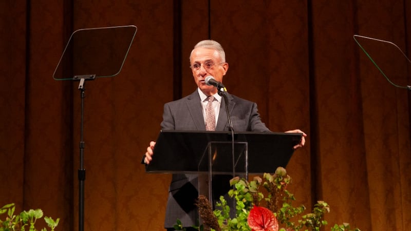 El élder Ulisses Soares del Cuórum de los Doce Apóstoles habla a adultos jóvenes solteros durante una devocional en el David H. Koch Theater en Lincoln Center for the Performing Arts en la ciudad de Nueva York el domingo, 20 de septiembre de 2026.