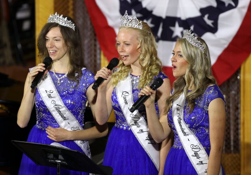 La “realeza” de Days of ‘47 — Arianna Haner, segunda princesa, a la izquierda, Sophia Lowry, reina, y Adelynn Eisenach, primera princesa — cantan durante el Sunrise Service, parte del evento de Days of ’47, en el Salón de Asambleas en la Manzana del Templo en Salt Lake City, el viernes, 23 de julio de 2021.