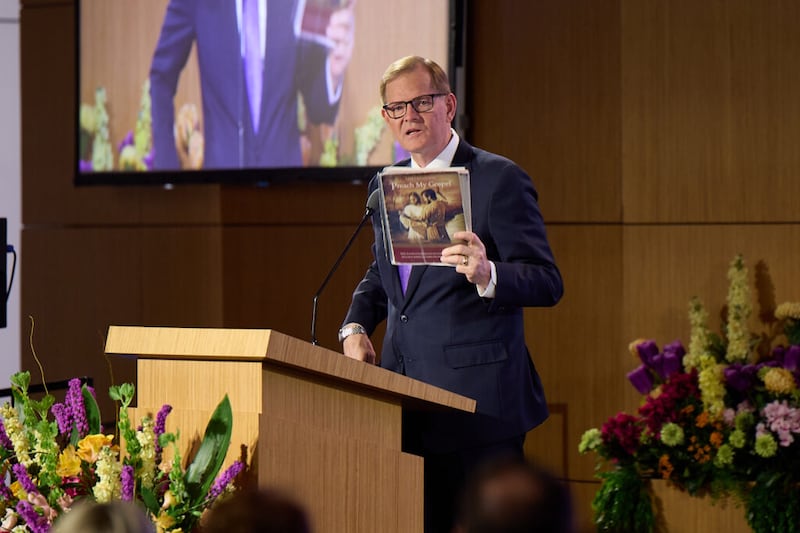 El élder Gary E. Stevenson, del Cuórum de los Doce Apóstoles de la Iglesia de Jesucristo de los Santos de los Últimos Días, se dirige a los líderes de misión durante el Seminario para Nuevos Líderes de Misión 2022, el viernes, 24 de junio de 2022.