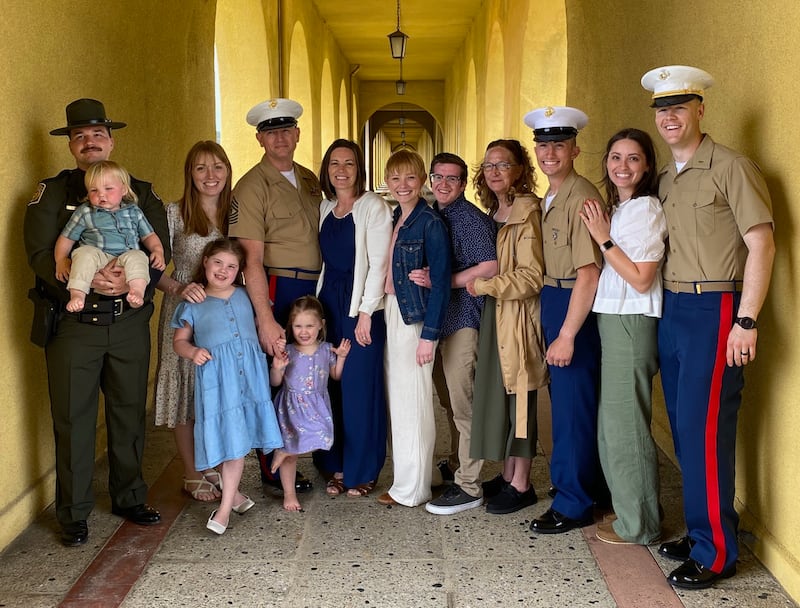 Josh y Stacie Powell, tercero y cuarto desde la izquierda, posan para una foto con sus hijos, sus cónyuges y nietos en San Diego, California, el 25 de abril de 2025.