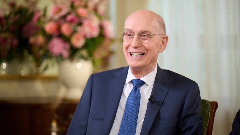 El presidente Henry B. Eyring, primer consejero de la Primera Presidencia, responde una pregunta durante una entrevista en el Edificio de la Sociedad de Socorro en Salt Lake City el miércoles, 15 de octubre de 2025.