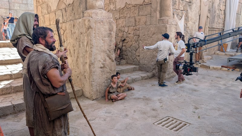Actores y otros trabajan detrás de cámaras mientras filman el video de Pascua de 2026 de la Iglesia titulado: "El mayor amor de Jesucristo por ti" en agosto de 2025 en Goshen, Utah.