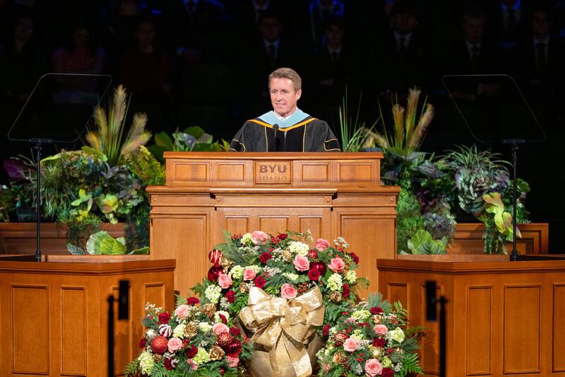 El Presidente General de los Hombres Jóvenes Timothy L. Farnes ofrece un discurso de graduación en el Centro BYU-Idaho en Rexburg, Idaho, el jueves 18 de diciembre de 2025.
