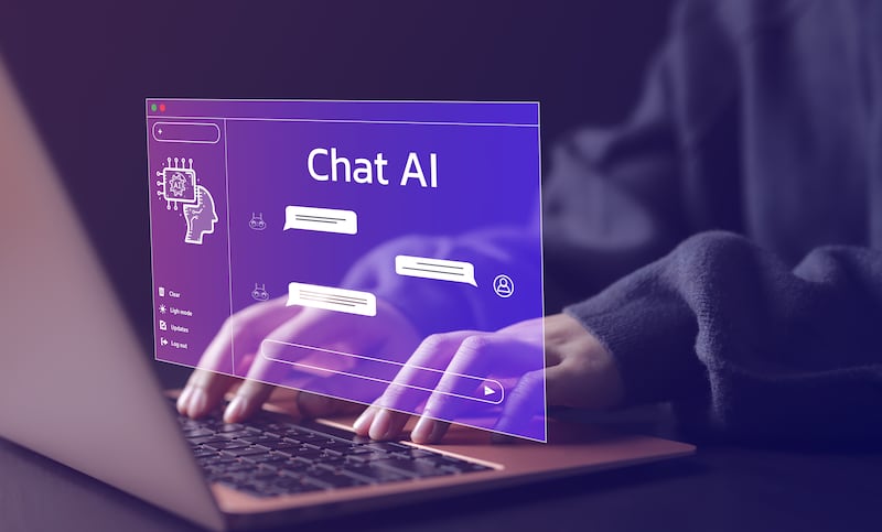 Una mujer usa una computadora portátil para interactuar con la inteligencia artificial en esta ilustración.