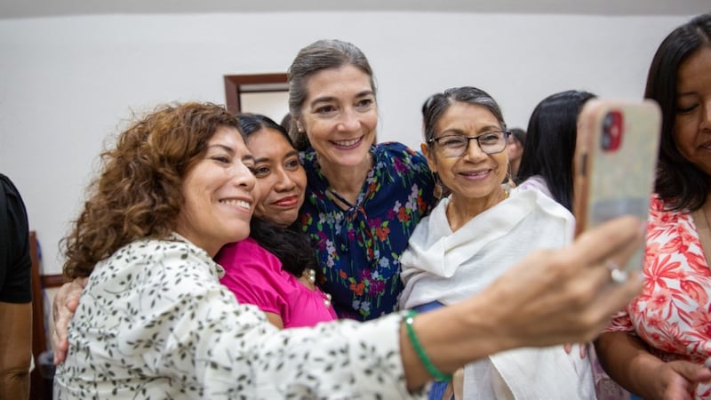 La hermana Andrea Muñoz Spannaus sonríe para una selfi con mujeres en Cancún, México, el 20 de septiembre de 2025.