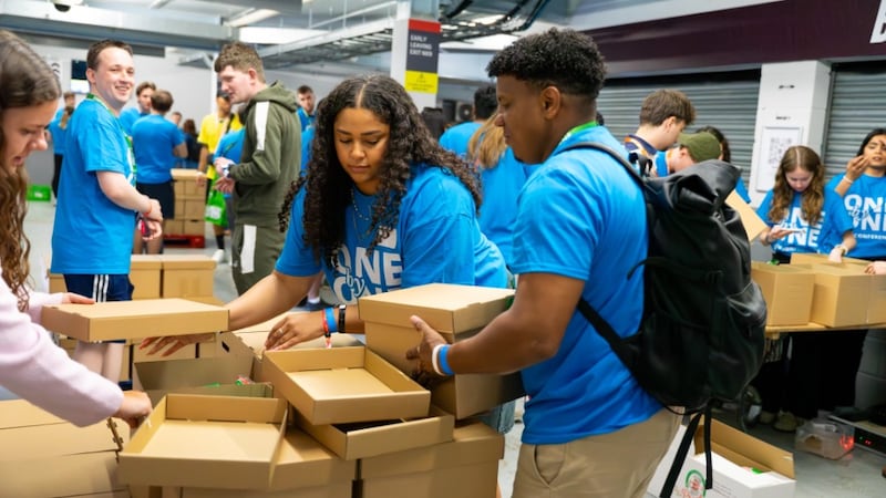 Jóvenes adultos de toda Europa se reúnen en Burnley, Inglaterra, el sábado 30 de mayo de 2026, para preparar suministros de alimentos para seis meses y ensamblar más de 1,500 kits de higiene para tres organizaciones benéficas locales que ayudan a mujeres y niños. El proyecto fue parte de la Conferencia de Jóvenes Adultos Solteros One by One celebrada del 29 al 31 de mayo de 2026.