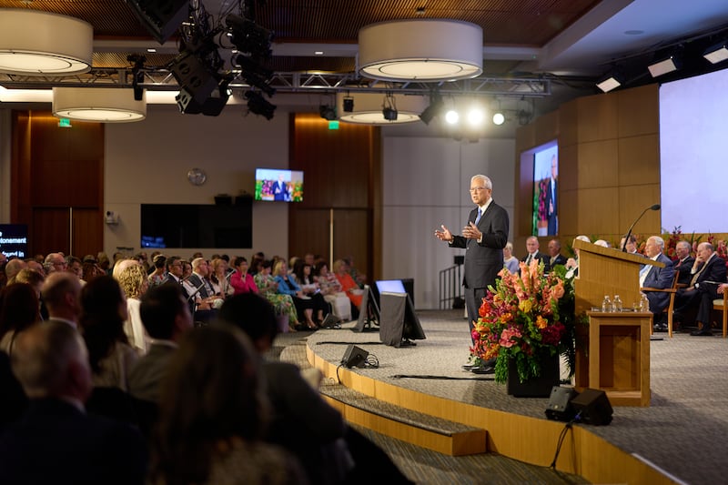 El élder Gerrit W. Gong, del Cuórum de los Doce Apóstoles, habla en el Seminario para Nuevos Líderes de Misión 2026 en el Centro de Capacitación Misional de Provo en Provo, Utah, el 20 de junio de 2026.