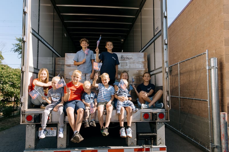 Los voluntarios de JustServe celebran la entrega de un camión lleno de alimentos de La Iglesia de Jesucristo de los Santos de los Últimos Días a la despensa de alimentos Partners INW en Spokane Valley, Washington, el jueves, 25 de junio de 2026.