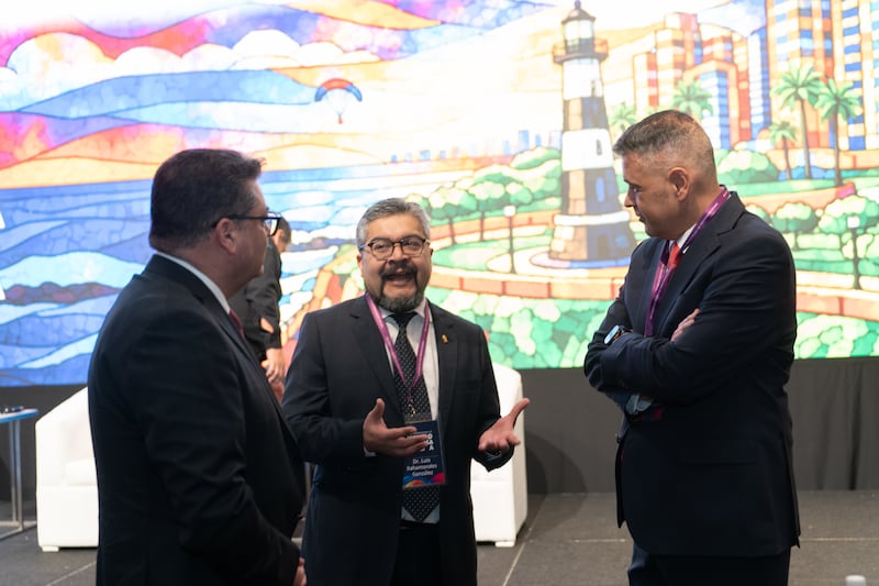 El élder Juan Pablo Villar, Setenta Autoridad General y presidente del Área Noroeste de América del Sur de la Iglesia, a la derecha, conversa con los asistentes al primer Simposio Internacional sobre Libertad Religiosa en Lima, Perú, 4-5 de agosto de 2026.