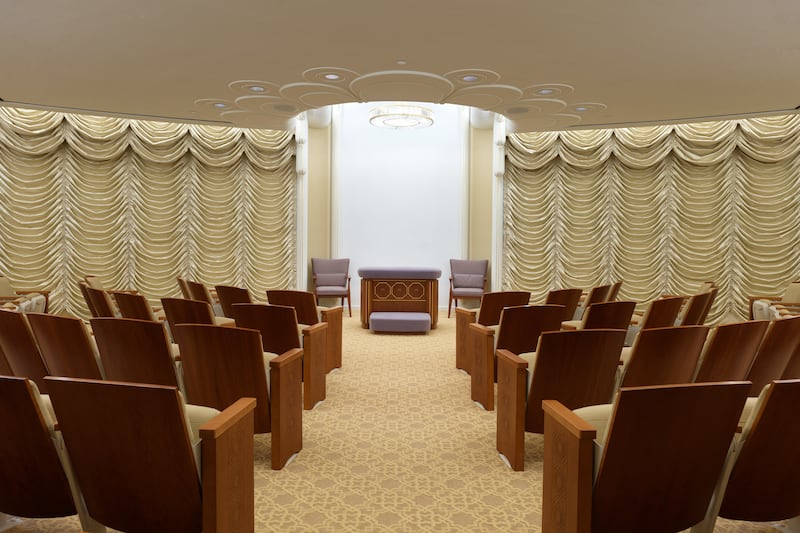 Un salón de instrucción dentro del Templo de San Diego, California.