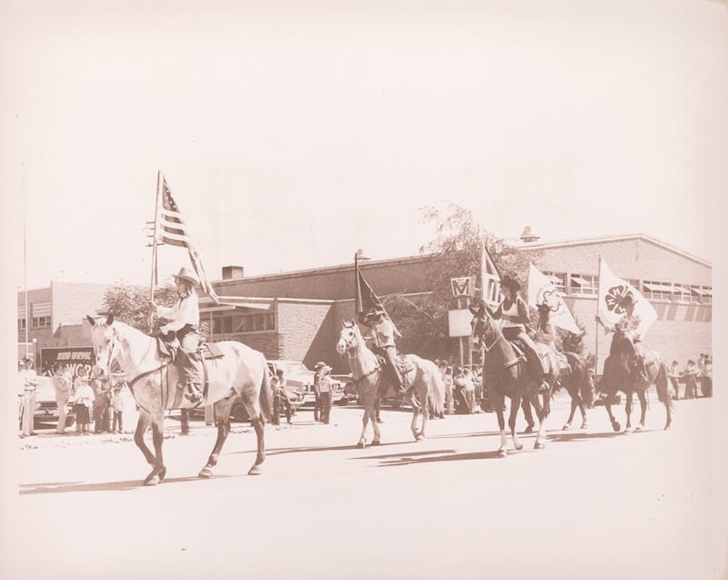 Jinetes sosteniendo banderas participan en el Desfile del Cuatro de Julio de Rexburg, Idaho, el 3 de julio de 1976.