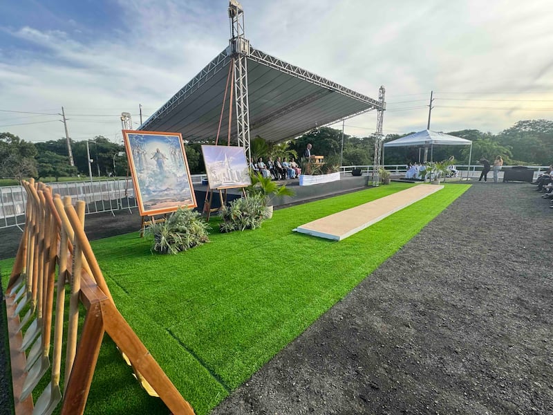 Una pintura del Salvador, Jesucristo, y una representación exterior del Templo de Teresina, Brasil, se exhiben en la ceremonia de la palada inicial del templo el sábado 18 de abril de 2026, en Teresina, Brasil.