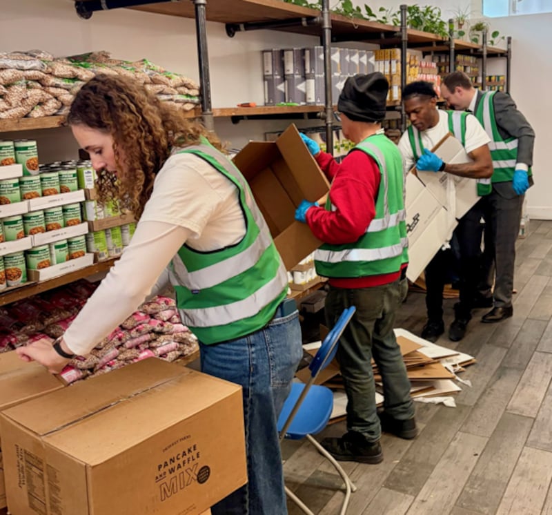 Los voluntarios descargan alimentos donados por La Iglesia de Jesucristo de los Santos de los Últimos Días para la despensa de alimentos Pan de Vida el 25 de marzo de 2026 en Chicago, Illinois.
