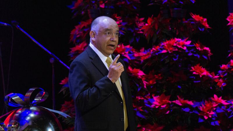 El Élder Moisés Villanueva, Setenta Autoridad General y miembro de la Presidencia del Área México, habla durante una Devocional Navideña de Ilumina el Mundo en San Luis Potosí, México, el 30 de noviembre de 2024.
